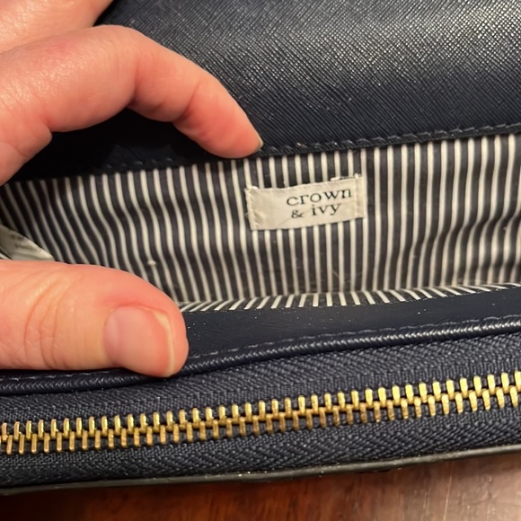 Crown & Ivy crossbody clutch wallet removable strap and 10 cardholders - Picture 8 of 12